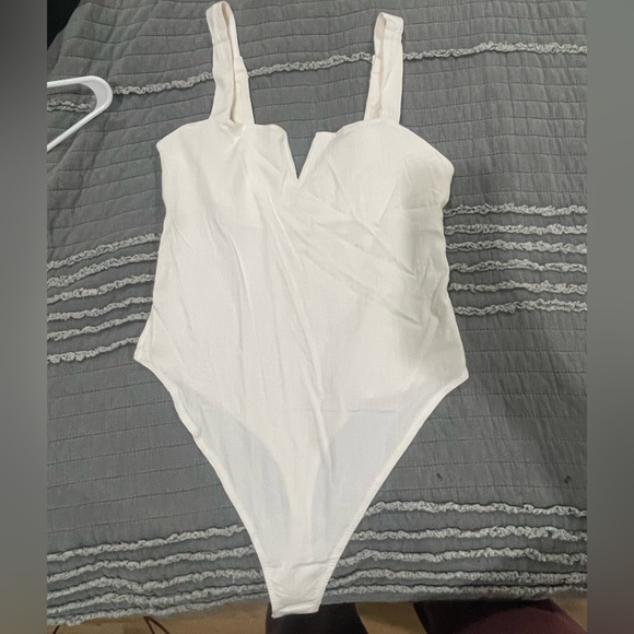 Poops V wire bodysuit in ivory - Picture 5 of 9